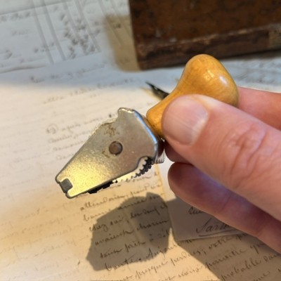 Antique mechanical date stamp with rotating discs - Light wooden handle