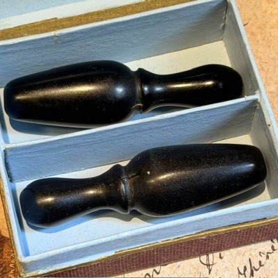 Paire de canules médicales en ébonite dans leur boîte d'origine - 1920/1930