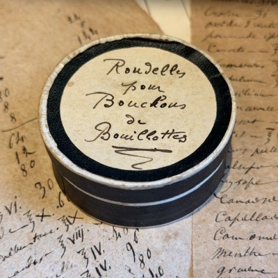 Box of rubber washers for hot water bottles - 1939/1940 - New Old Stock