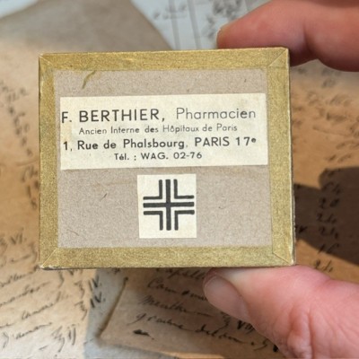 Paire de canules médicales en ébonite dans leur boîte d'origine - 1920/1930