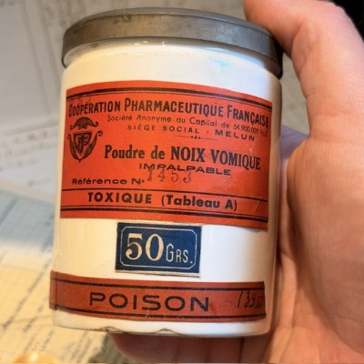 Nux Vomica powder - Strychnine - POISON cabinet - Antique pharmacy pot