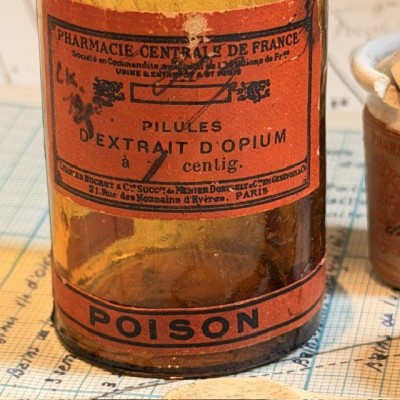 Opium extract pills - POISON cabinet - Antique pharmacy bottle