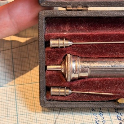 Seringue de Pravaz à oreillettes - XIXème siècle dans son étui