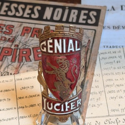 Génial Lucifer - Ancienne plaque de vélo - Laiton & Émail Rouge - 1930