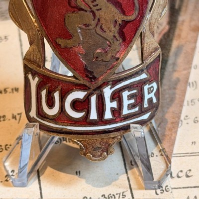 Génial Lucifer - Ancienne plaque de vélo - Laiton & Émail Rouge - 1930