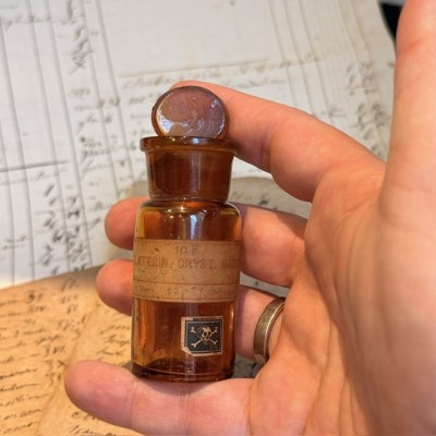 Crystallized Elaterin by Merck - POISON cabinet - Antique pharmacy bottle