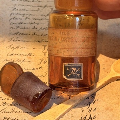 Crystallized Elaterin by Merck - POISON cabinet - Antique pharmacy bottle