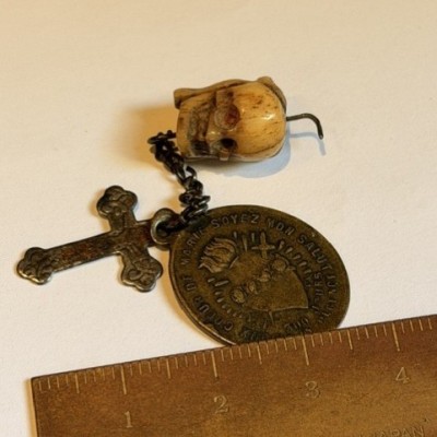 Memento mori - Two-sided rosary bead with indulgence medal - 19th century