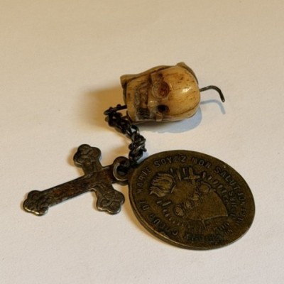 Memento mori - Two-sided rosary bead with indulgence medal - 19th century