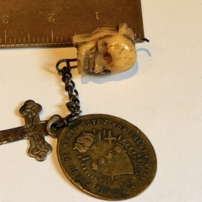 Memento mori - Two-sided rosary bead with indulgence medal - 19th century