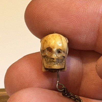 Memento mori - Two-sided rosary bead with indulgence medal - 19th century