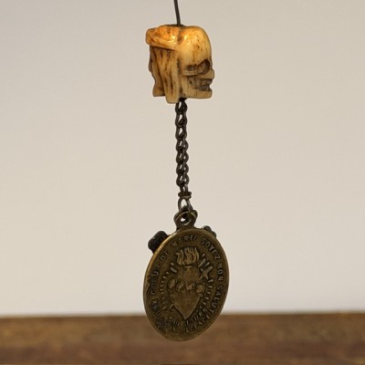 Memento mori - Two-sided rosary bead with indulgence medal - 19th century