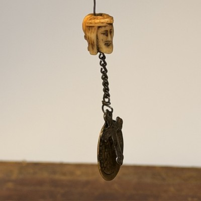 Memento mori - Two-sided rosary bead with indulgence medal - 19th century