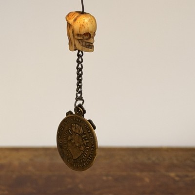 Memento mori - Two-sided rosary bead with indulgence medal - 19th century