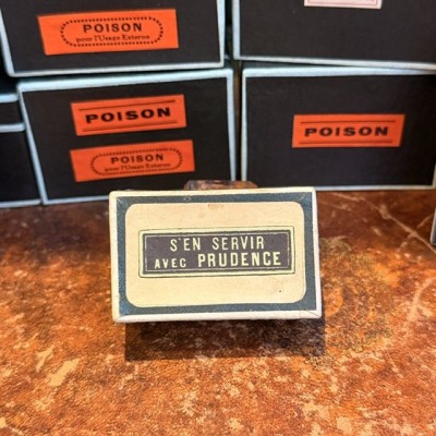 S'en servir avec prudence - Etiquettes anciennes dans une boîte de pharmacie pour remède en carton