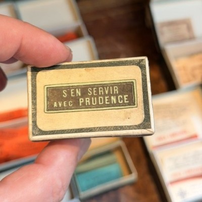 S'en servir avec prudence - Etiquettes anciennes dans une boîte de pharmacie pour remède en carton