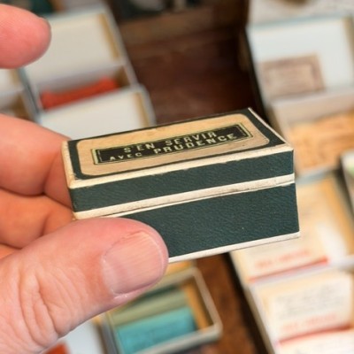 S'en servir avec prudence - Etiquettes anciennes dans une boîte de pharmacie pour remède en carton