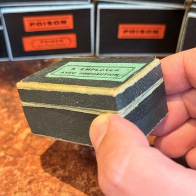 A employer avec précaution - Etiquettes anciennes dans une boîte de pharmacie pour remède en carton