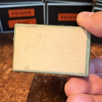 A employer avec précaution - Etiquettes anciennes dans une boîte de pharmacie pour remède en carton