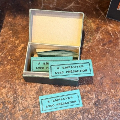 A employer avec précaution - Etiquettes anciennes dans une boîte de pharmacie pour remède en carton