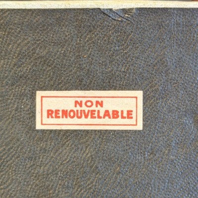 Non Renouvelable - Etiquettes anciennes dans une boîte de pharmacie pour remède en carton