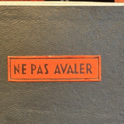 Ne pas avaler - Etiquettes anciennes dans une boîte de pharmacie pour remède en carton