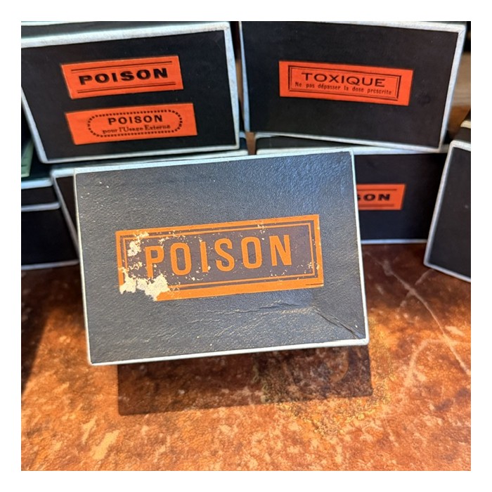 POISON - Etiquettes anciennes dans une boîte de pharmacie pour remède en carton