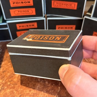 POISON - Etiquettes anciennes dans une boîte de pharmacie pour remède en carton