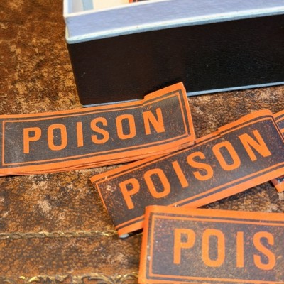 POISON - Etiquettes anciennes dans une boîte de pharmacie pour remède en carton