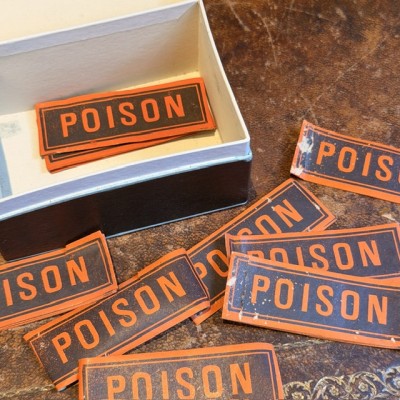 POISON - Etiquettes anciennes dans une boîte de pharmacie pour remède en carton