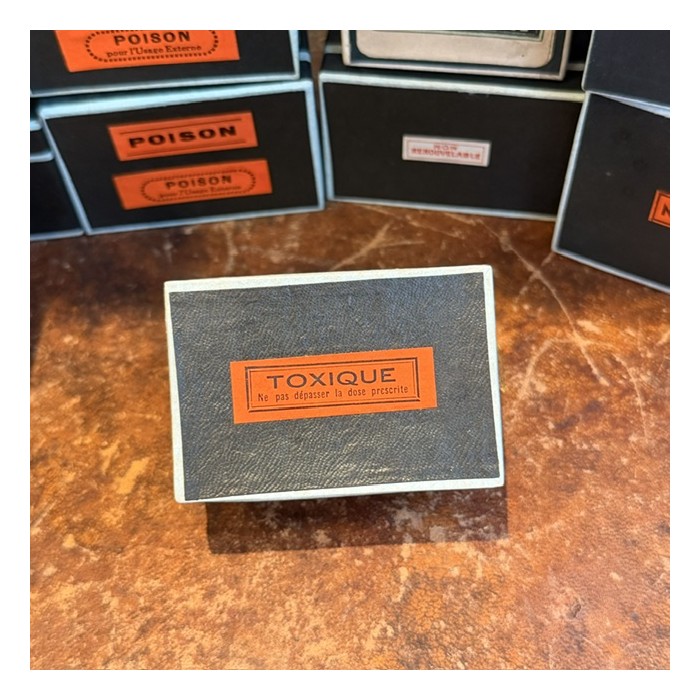 TOXIQUE - Etiquettes anciennes dans une boîte de pharmacie pour remède en carton