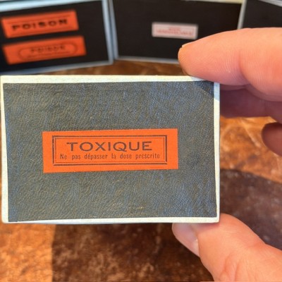 TOXIQUE - Antique labels in a pharmacy box for remedy in canvas cardboard