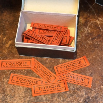 TOXIQUE - Etiquettes anciennes dans une boîte de pharmacie pour remède en carton