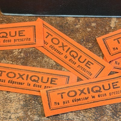 TOXIQUE - Etiquettes anciennes dans une boîte de pharmacie pour remède en carton