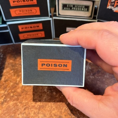 POISON - Etiquettes anciennes dans une boîte de pharmacie pour remède en carton