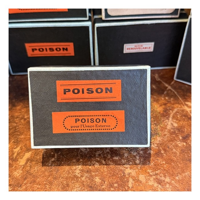 POISON - Etiquettes anciennes dans une boîte de pharmacie pour remède en carton
