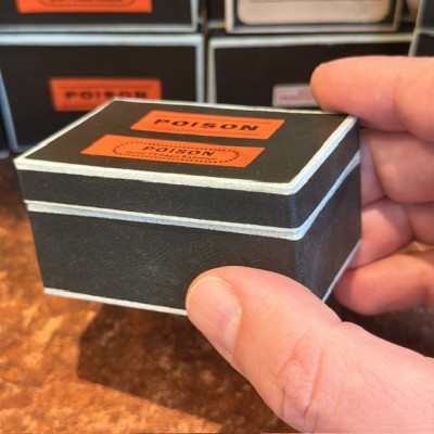 POISON - Etiquettes anciennes dans une boîte de pharmacie pour remède en carton
