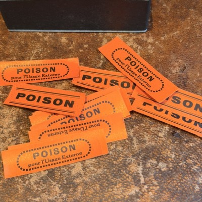 POISON - Etiquettes anciennes dans une boîte de pharmacie pour remède en carton