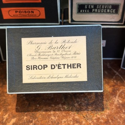 Sirop d'Ether  - Etiquettes anciennes dans une boîte de pharmacie pour remède en carton