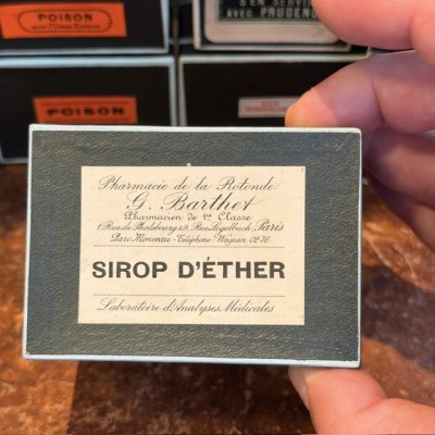 Sirop d'Ether  - Etiquettes anciennes dans une boîte de pharmacie pour remède en carton