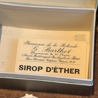 Sirop d'Ether  - Etiquettes anciennes dans une boîte de pharmacie pour remède en carton