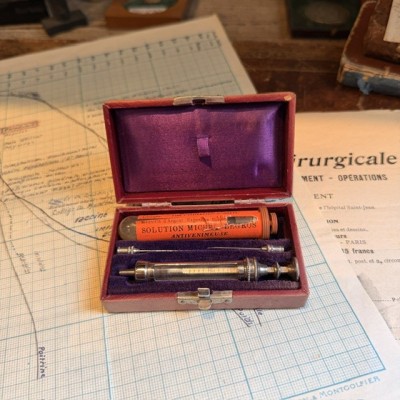 Healing snake bites - First aid kit from Michel LEGROS Pharmacy 1900