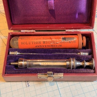 Healing snake bites - First aid kit from Michel LEGROS Pharmacy 1900