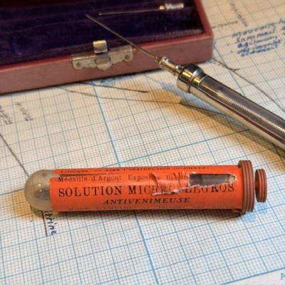 Healing snake bites - First aid kit from Michel LEGROS Pharmacy 1900