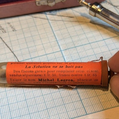 Guérison des morsures de serpent - Trousse de secours Pharmacie LEGROS 1900