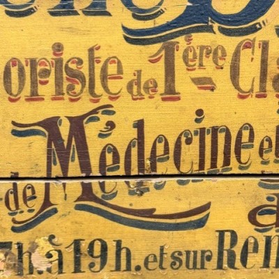 Enseigne en bois peinte - Panneau d'officine - Bandagiste & Herboriste 1890