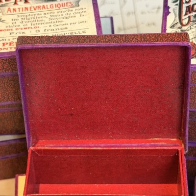 Eau de Chaux Médicinale - Antique labels in a pharmacy box for remedy in canvas cardboard