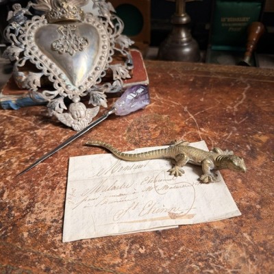 Gecko or figurative lizard in melted brass - Paperweight