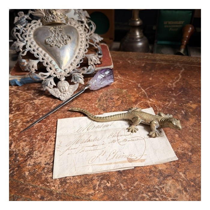 Gecko or figurative lizard in melted brass - Paperweight