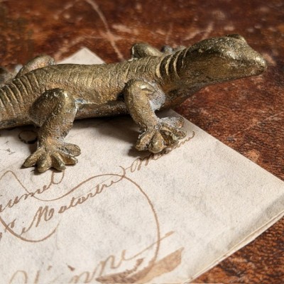 Gecko or figurative lizard in melted brass - Paperweight